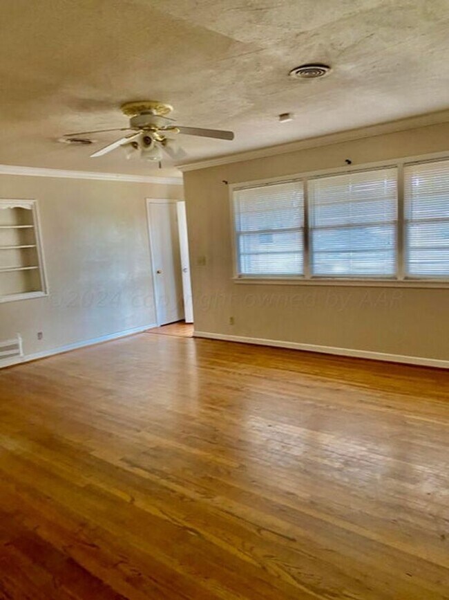 Foto del edificio - Lawrence Park Home