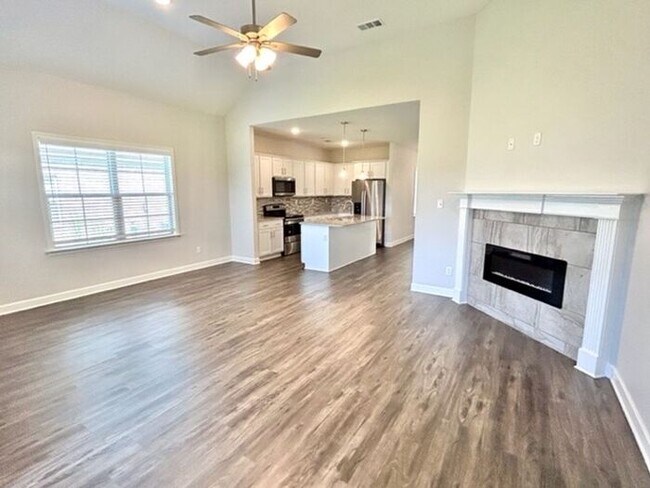 Foto del edificio - Now Leasing a 4-Bedroom 3 Bath In Somervil...