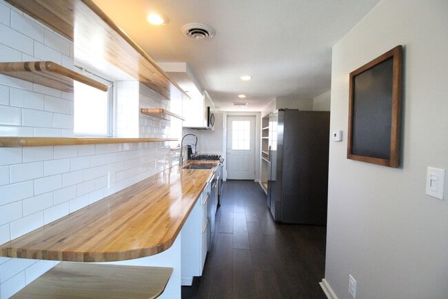 Building Photo - 1 Bedroom 1 Bath Beautifully Renovated Hou...