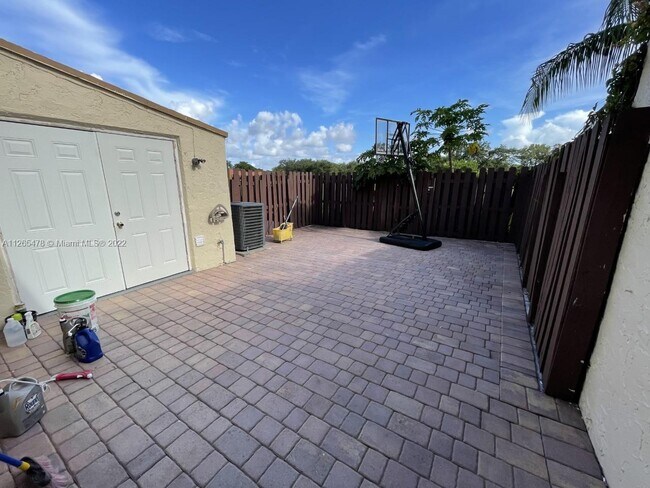 Foto del edificio - 7506 NW 75th St