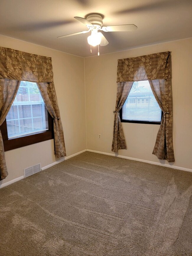 Building Photo - 3 Bedroom, 1 bath S Tacoma Home!