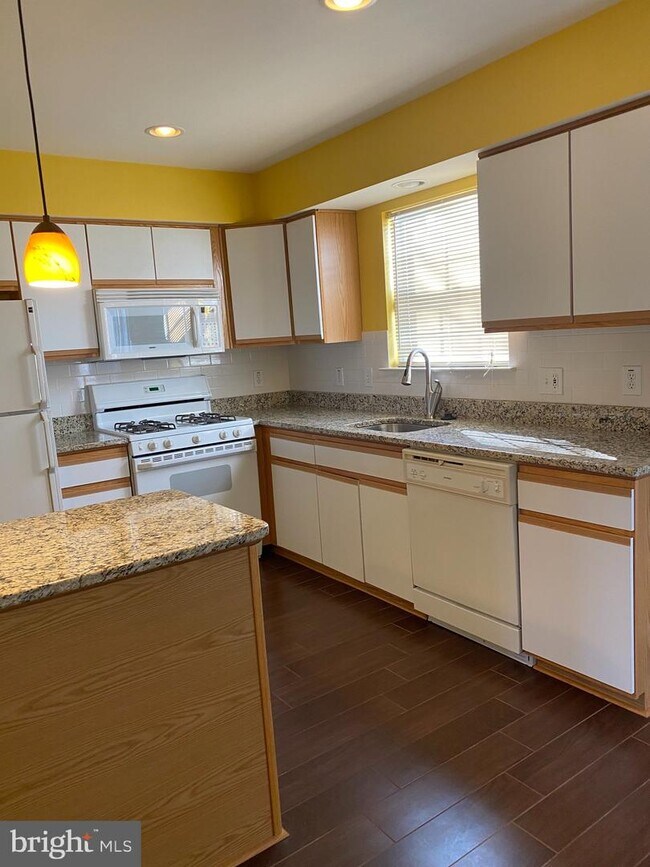 Foto del edificio - 7411 Goodland Dr