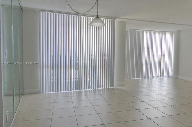 Foto del edificio - 900 Bay Dr