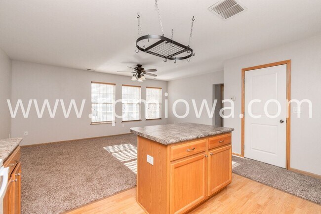 Building Photo - NEAR DMACC!! 2 Bedroom, 2 Bath Townhome in Ankeny