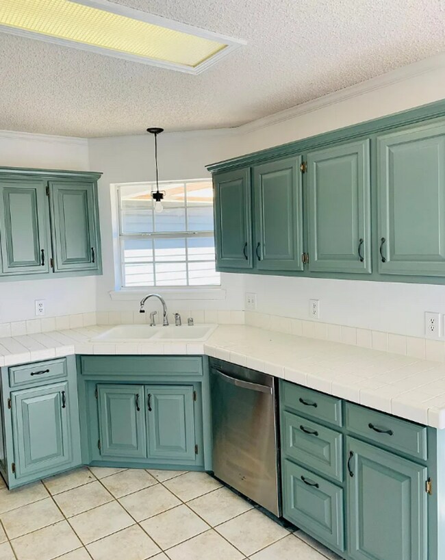 Foto del edificio - Charming 3 Bedroom Home with Modern Upgrad...