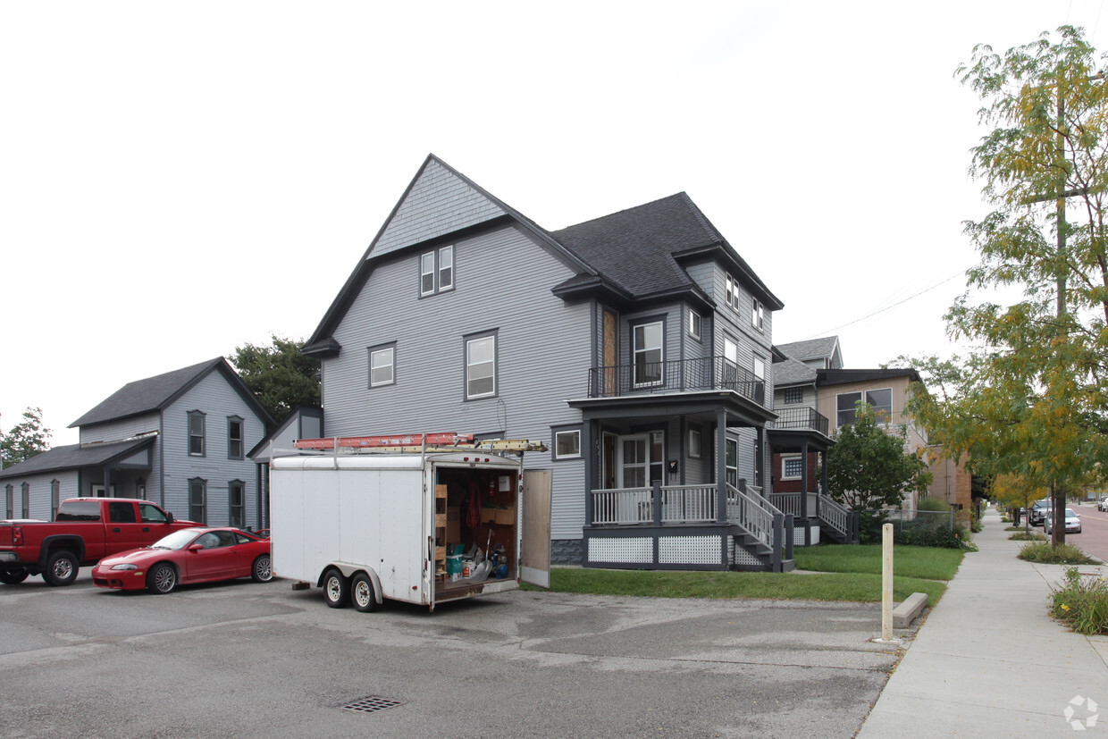 Building Photo - 845 Cherry Dr SE