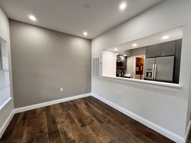 Foto del edificio - 1 bed 1 bath condo in a gated community!