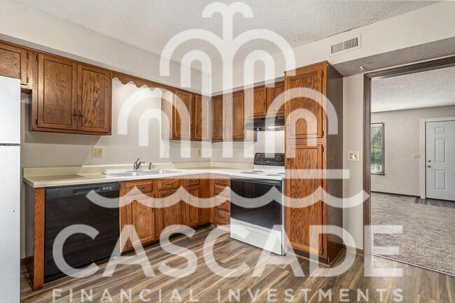 Building Photo - 318 NE Timbercreek Ct