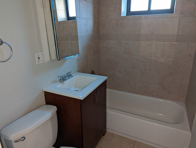 Foto del edificio - 2235 W Wilson Ave