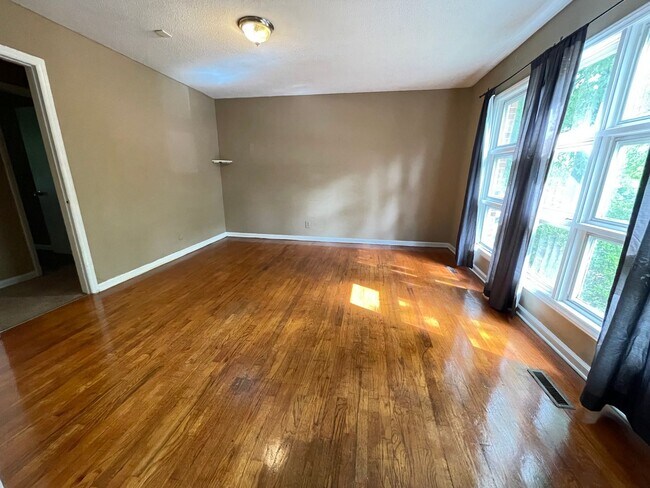 Foto del edificio - 3br house w/ yard, off-street parking, woo...