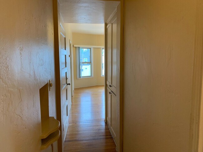 Foto del edificio - Charming Bankers Hill Open Floor Plan, Hardwood Floors, Reserved Parking!