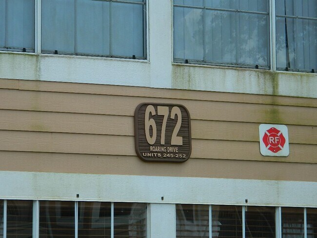 Foto del edificio - 672 Roaring Dr