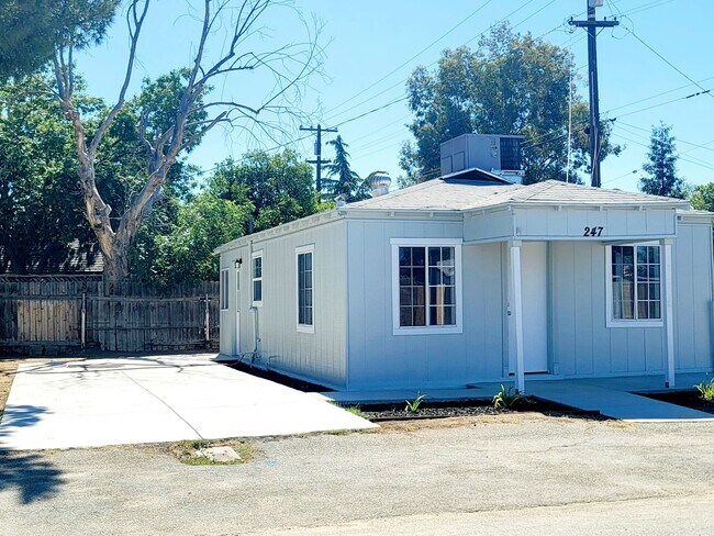 Building Photo - 2 Bedroom- 1-Bath house in North Bakersfield