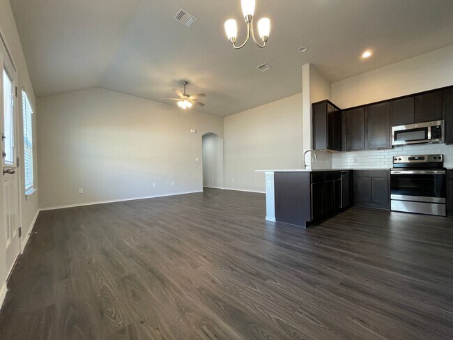 Foto del edificio - TOWNHOME FOR RENT