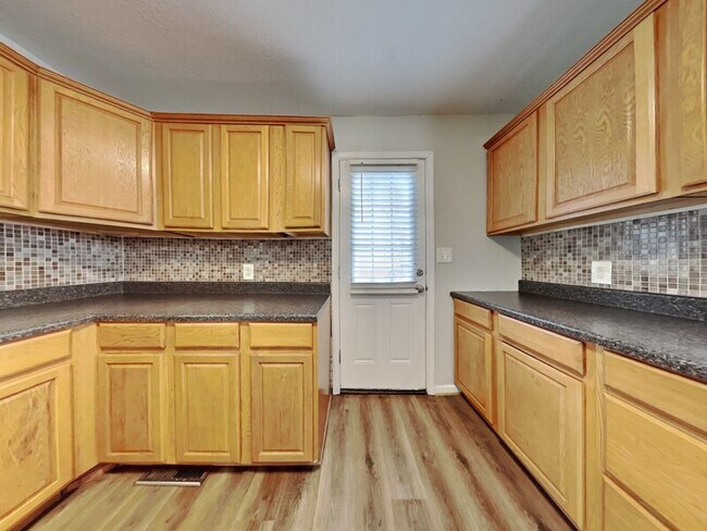 Building Photo - 827 Marilynn Ave