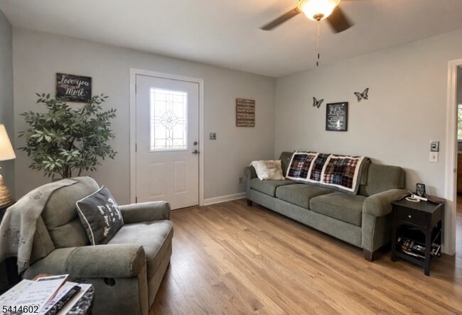 Foto del edificio - 83 Chestnut Hill Dr W