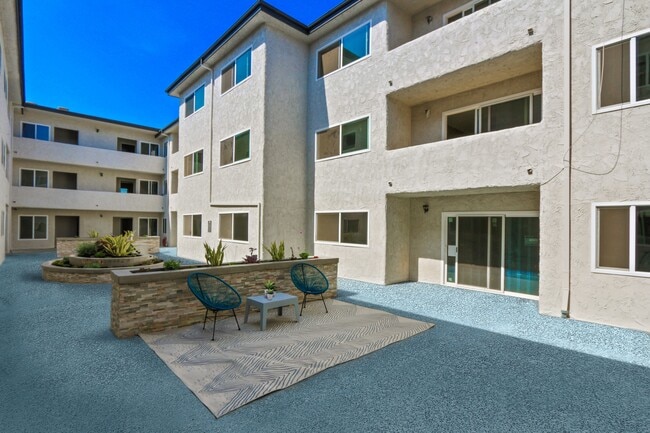 Building Photo - 720 Louise Apartments