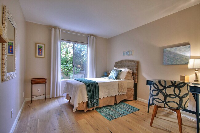 Foto del edificio - PRIVACY, SERENITY, AND RESORT STYLE LIVING...