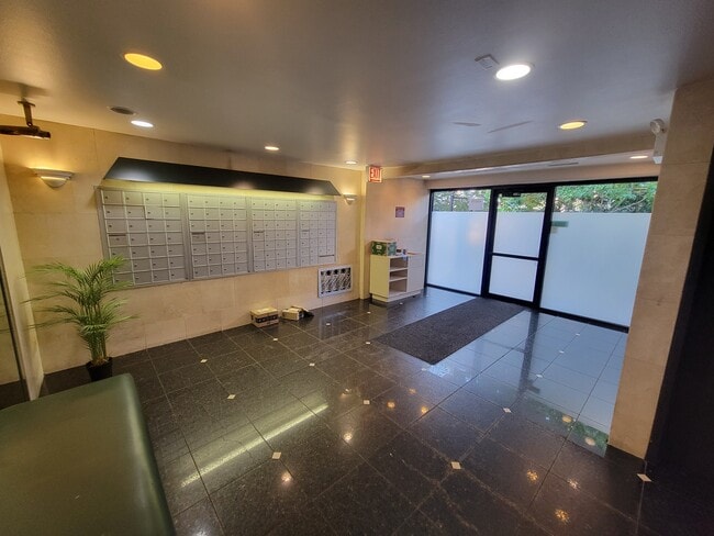 Building Photo - 607 W Wrightwood Ave