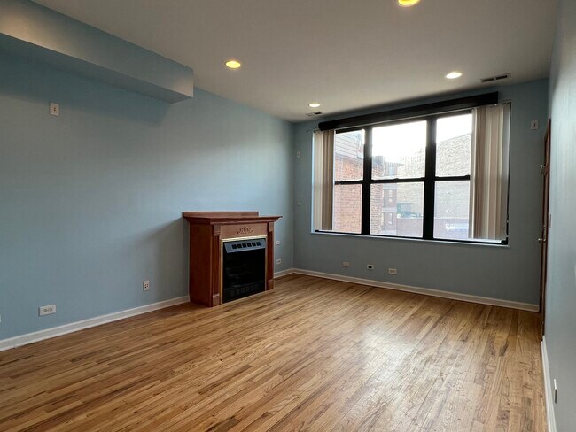 Sala de estar - 905 N Racine Ave