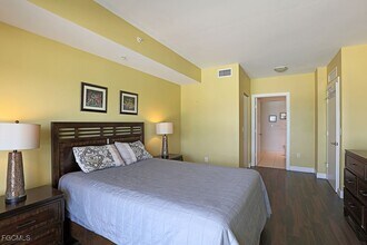 Building Photo - 3000 Oasis Grand Blvd