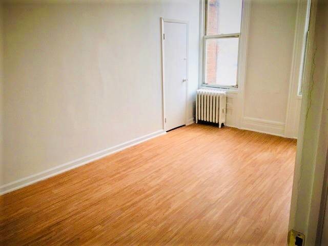 Foto del edificio - 813 Morris Park Ave