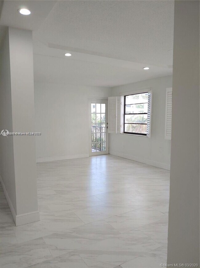 Foto del edificio - 6424 Collins Ave