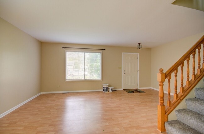 Building Photo - 3 bd 1.5 ba 2 story home Naperville