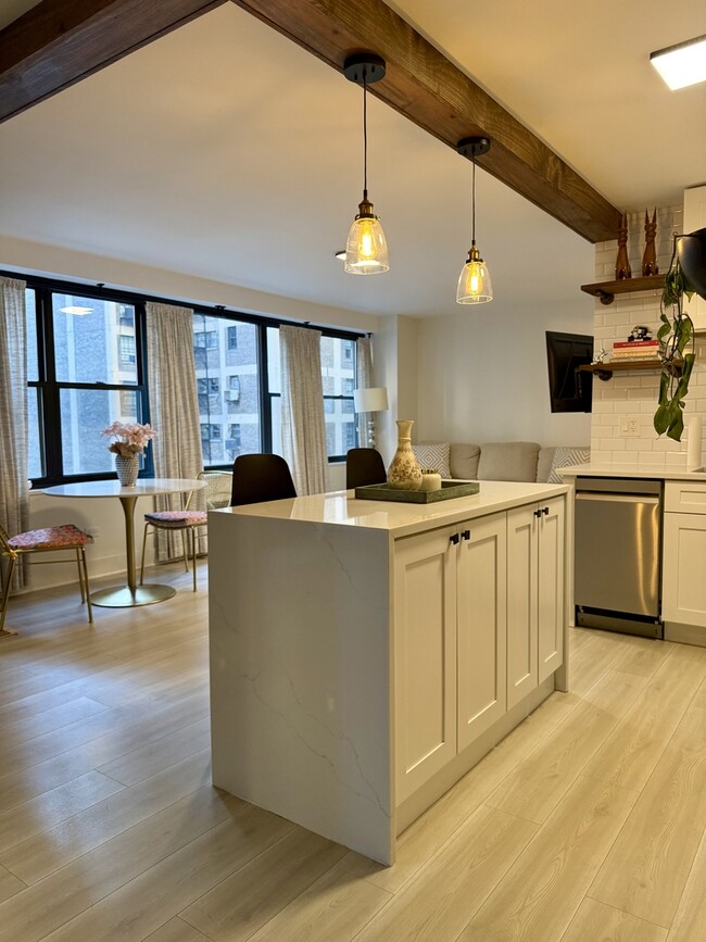 Building Photo - 850 N Dewitt Pl