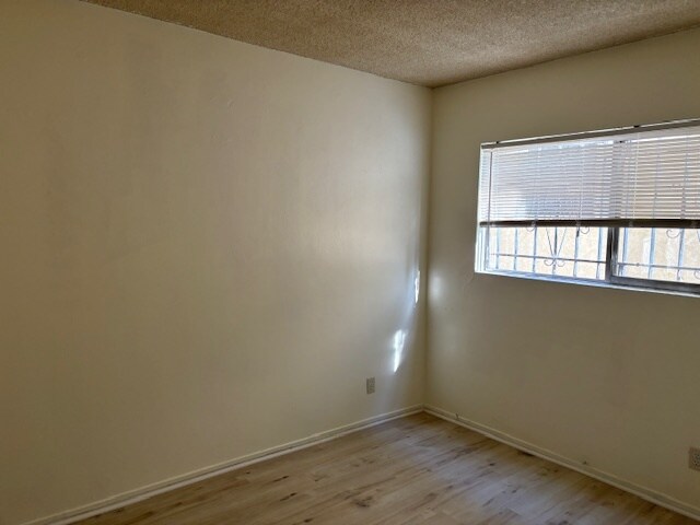 Building Photo - 1257 N Kenmore Ave