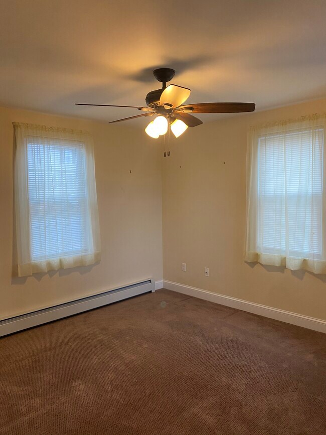 Bedroom with remote control fan - 36 Pearl St
