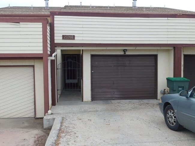 Building Photo - Redlands Escape - 2 Bedroom Condo with sunroom!