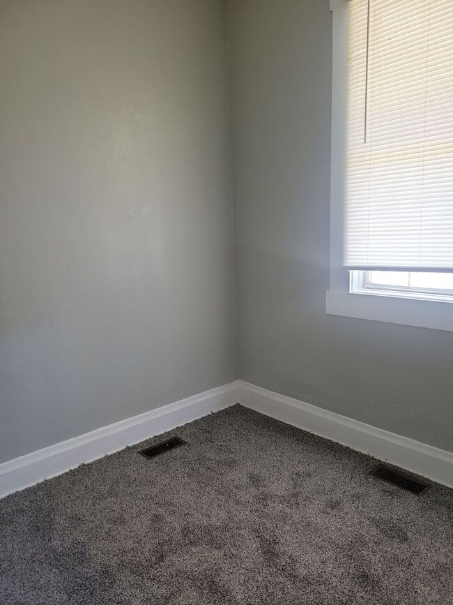 Building Photo - 2 Bed House w/ Ramp Access and Fenced in Back Yard + Walk In Shower