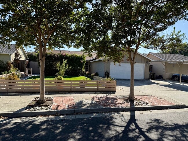 Foto del edificio - 726 Shawnee Ln