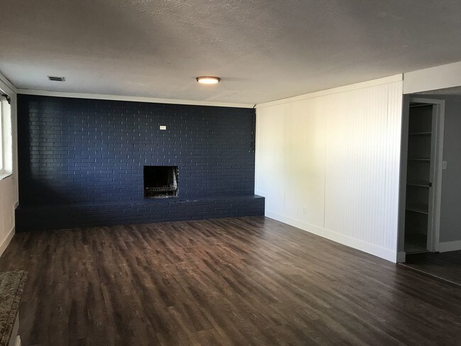 Building Photo - Bright and airy updated basement apartment
