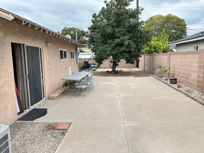 Foto del edificio - Charming Remodeled 1 Story Anaheim Home with RV Parking