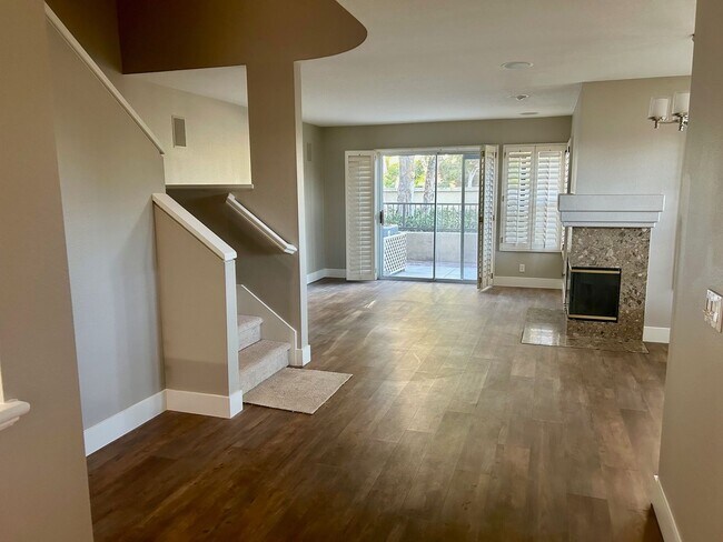 Foto del edificio - Downstairs 2 bed 2.5 bath unit in MV!
