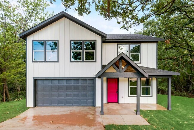 Building Photo - 1118 Oak Dr