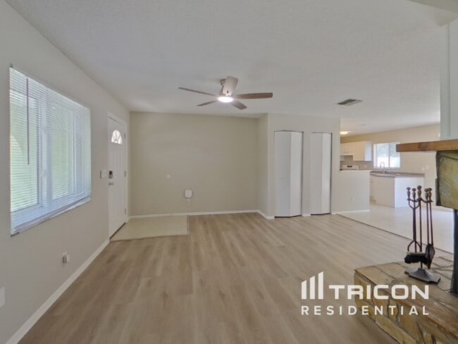 Building Photo - 8001 CottonWoode Dr