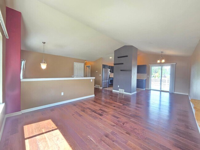 Foto del edificio - $2,800 - 3 Bed / 2 Bath Beautiful and Spacious Home with a Fully Fenced backyard