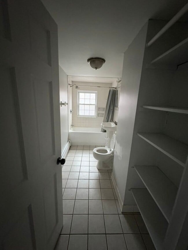 Foto del edificio - Spacious 4-Bedroom, 2-Bath Townhouse in Downtown Ware, MA