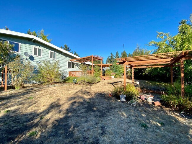 Building Photo - Charming Lake Hills Home in the Heart of Bellevue