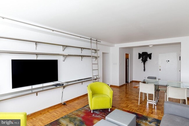 Foto del edificio - 2475 Virginia Ave NW