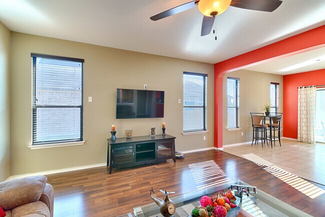 Foto del edificio - Cozy 3BR/2BA Home with Covered Deck & Fenc...