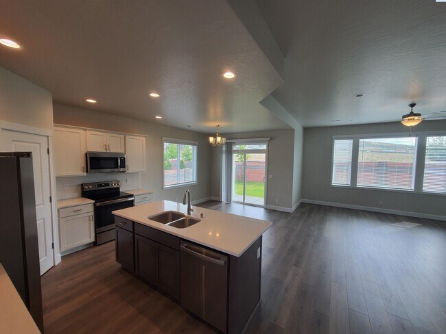 Foto del edificio - FOR RENT APPLE VALLEY ESTATES