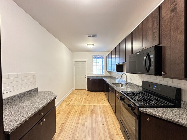 Foto del edificio - 2121 W Irving Park Rd