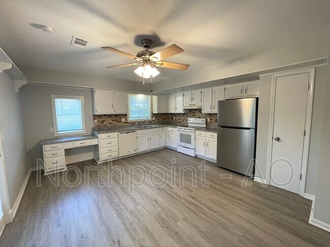 Building Photo - 5609 N Mayview Ave