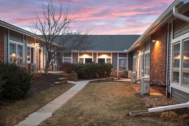 Foto del edificio - Welcome to Urban Studio 43 – Comfort, Convenience & Contemporary living in South Kansas City