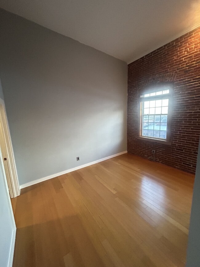 Building Photo - 1511 Main St