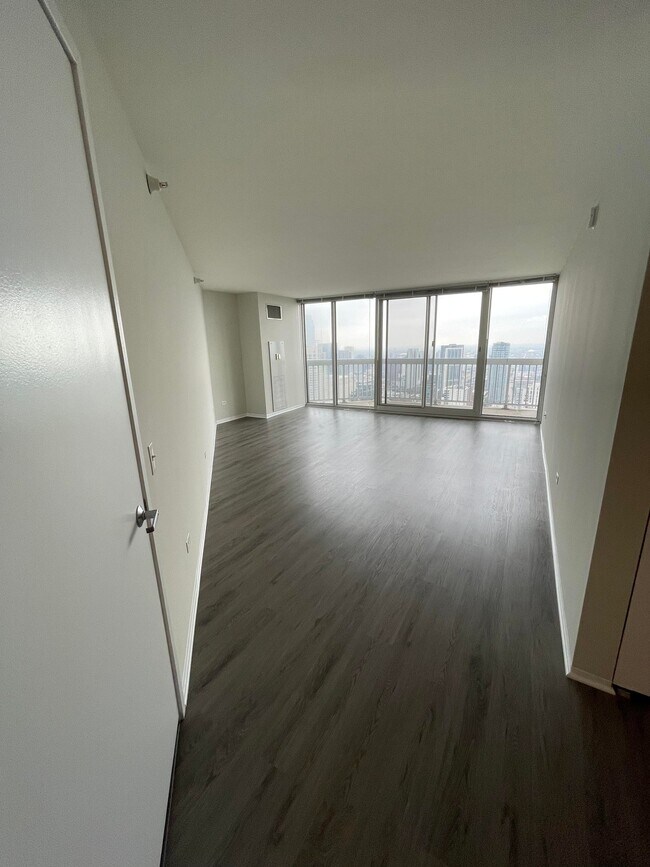 Foto del edificio - 551 N State St